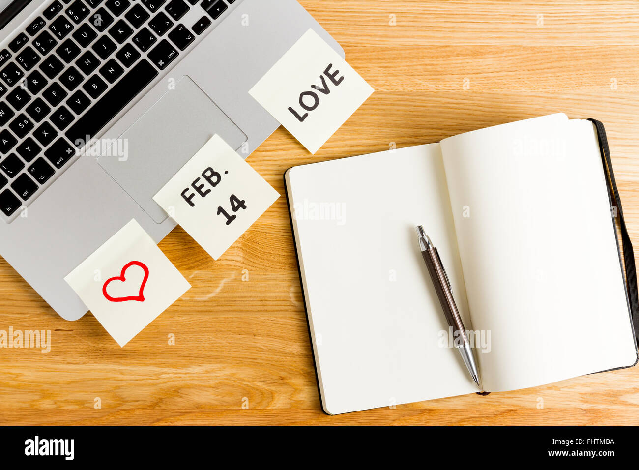 Valentinstag-Konzept Büro merken, Nachricht auf Postit Stockfoto