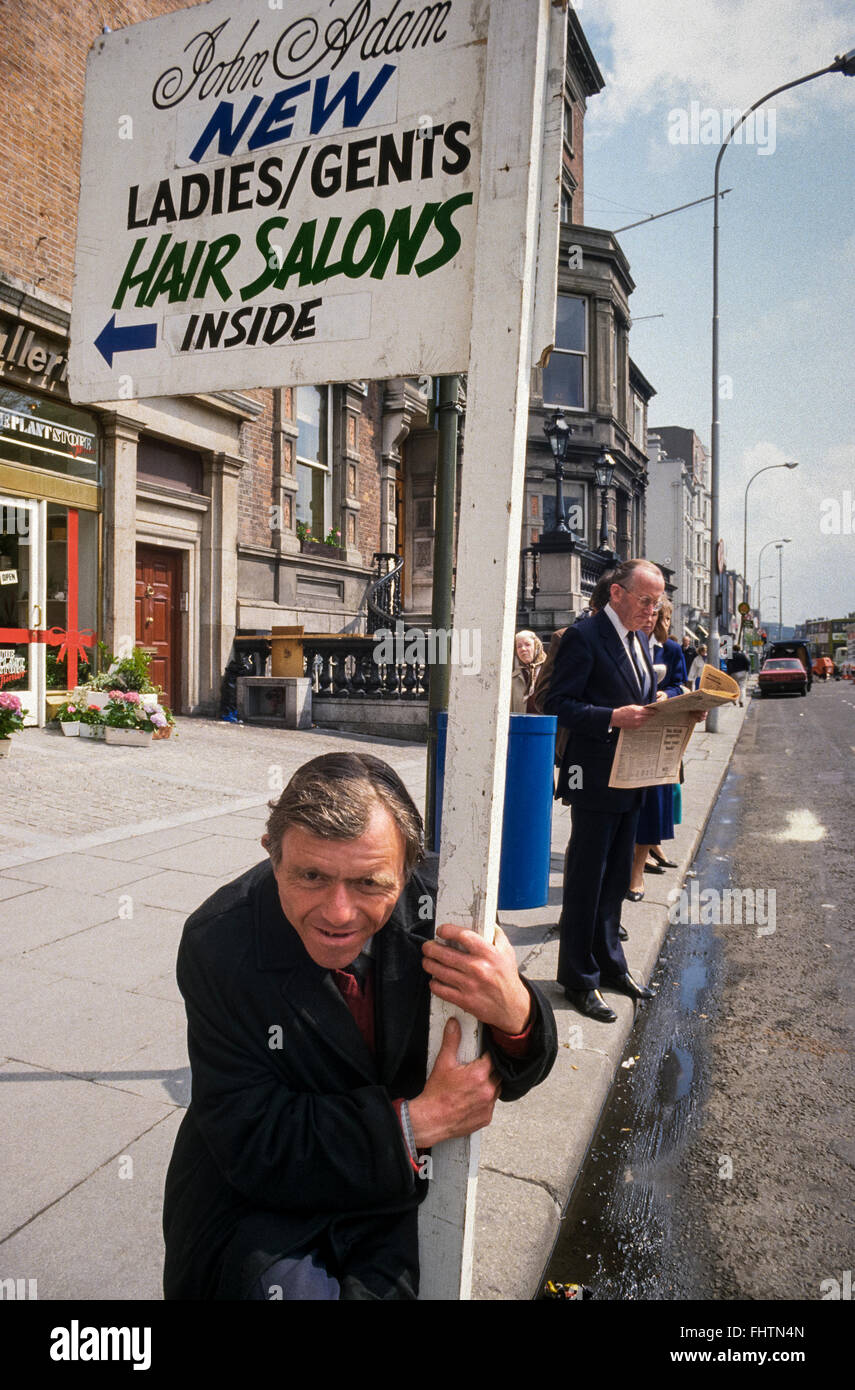 Sandwich-Mann mit Werbe-Plakat am St. Stephens Green, Dublin Mitte der 1980er Jahre. Scannen von 35mm Transparenz. Stockfoto