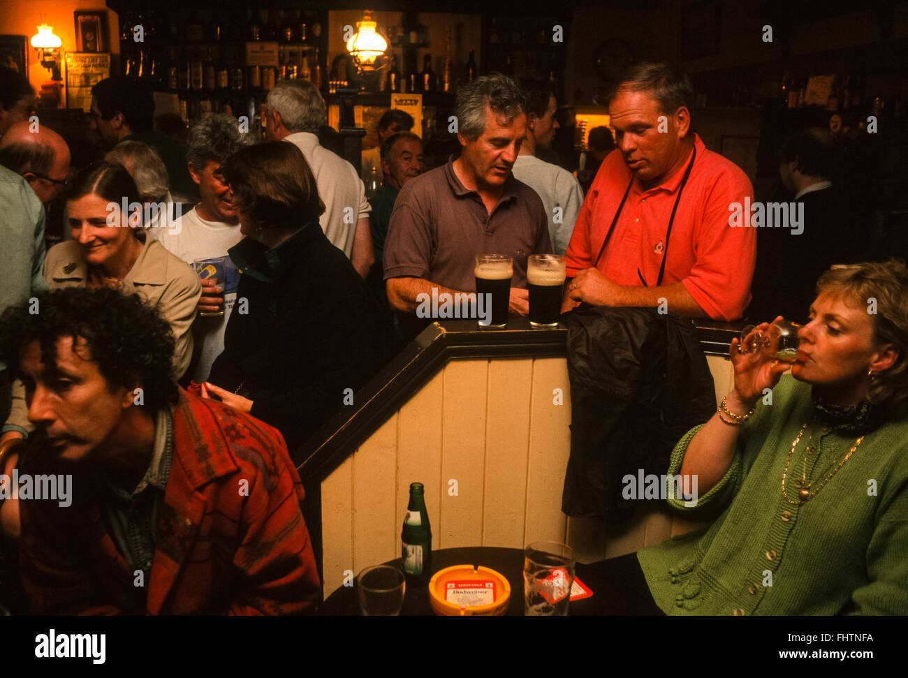 Überfüllten Bar, Mc Hales in Westport, County Mayo, Irland. 1995. Scannen von 35mm Transparenz. Stockfoto