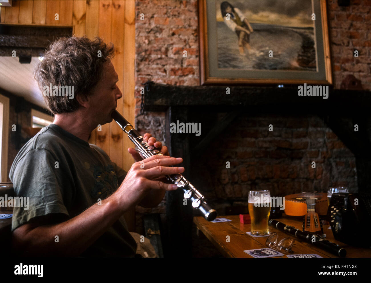 Sean Moloney Flötenspiel in einer Bar in Westport, County Mayo, 1995. Scannen von 35mm Transparenz. Stockfoto