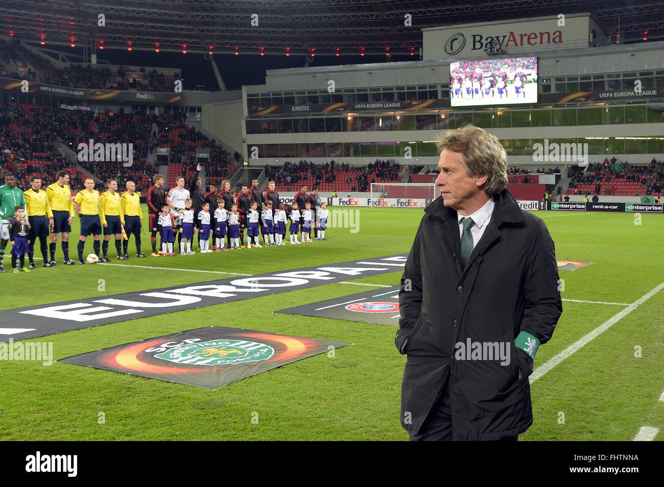 Lissabons Trainer Jorge Jesus steht auf entsprechen der Seitenlinie vor der Europa League zwischen Bayer Leverkusen und Sporting CP in der BayArena in Leverkusen, Deutschland, 25. Februar 2016. Foto: Federico Gambarini/dpa Stockfoto