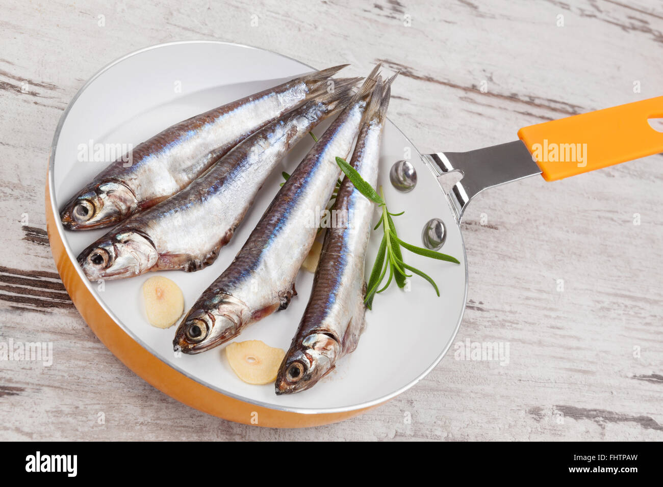 Frische Sardinen Fisch auf Pfanne. Stockfoto