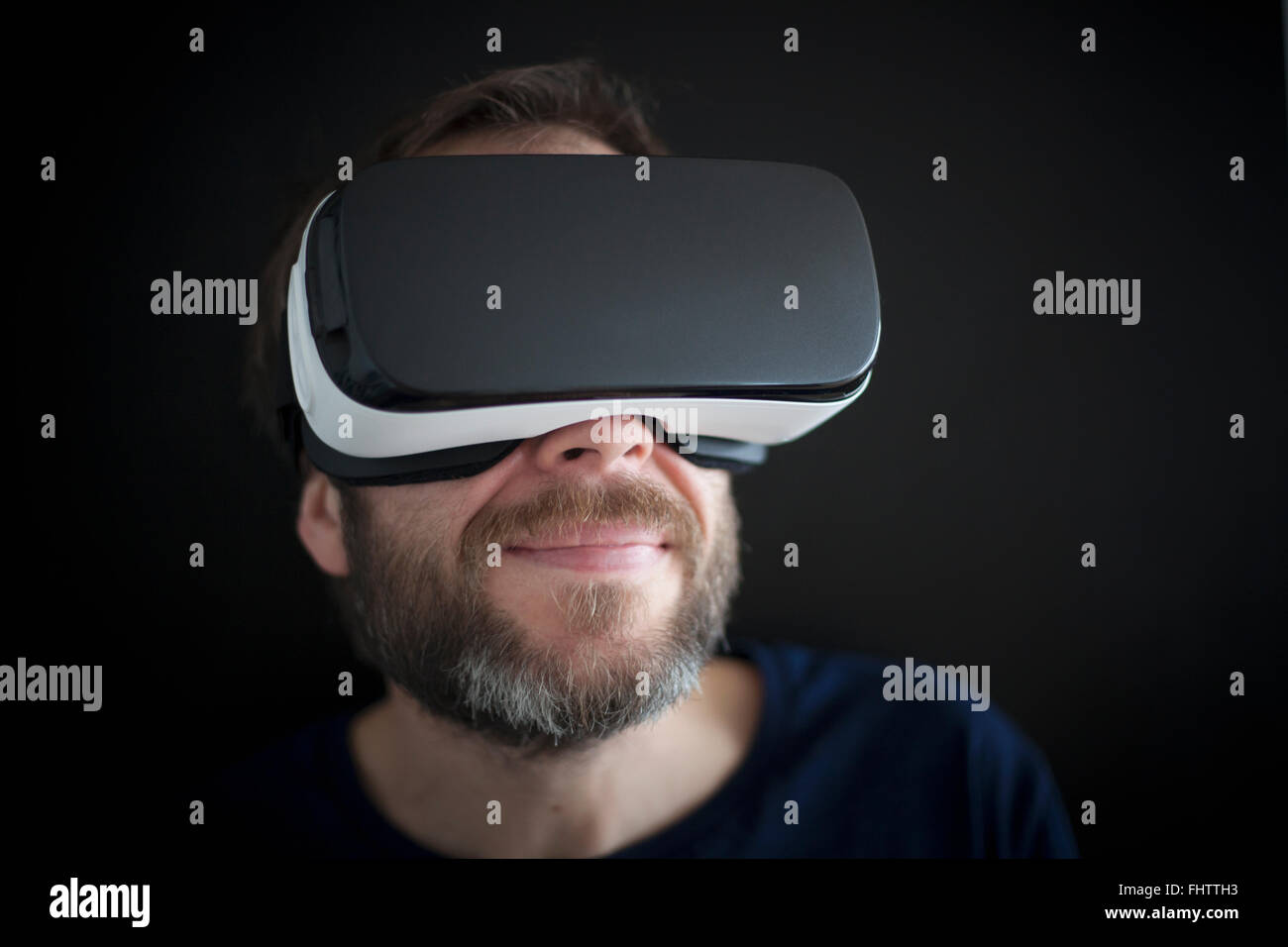 Lächelnder Mann Virtual-Reality-Brille tragen Stockfoto