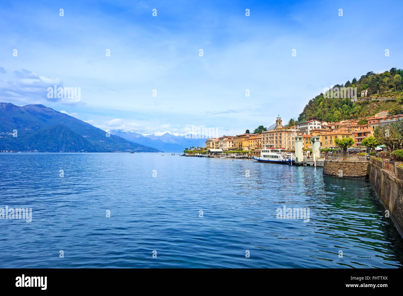 Bellagio Stadt Como Lake District. Landschaft mit Marina und traditionelle italienische See Dorf. Auf Hintergrund Alpen Berge co Stockfoto