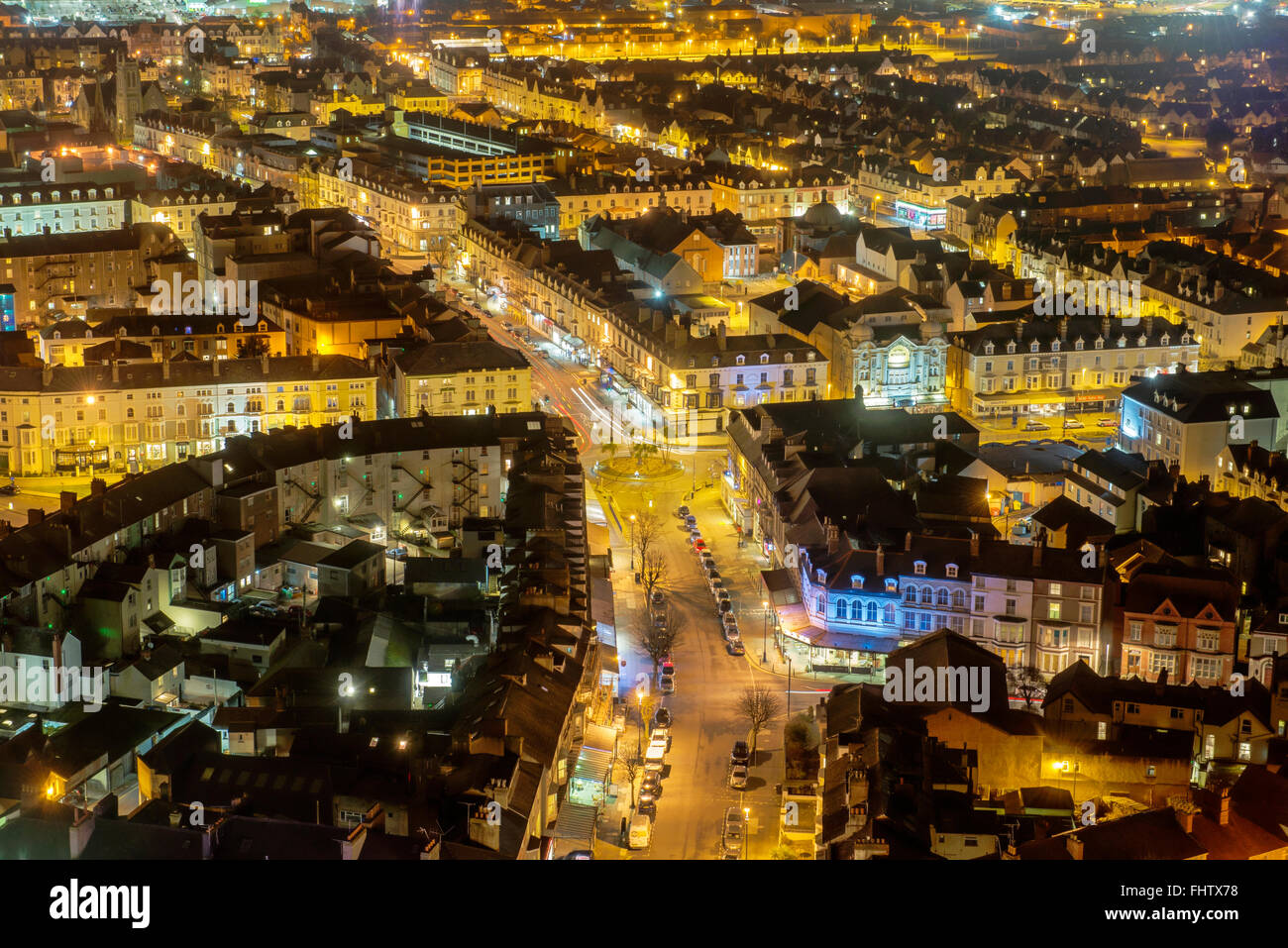 Die Stadt Llandudno nachts beleuchtet. Stockfoto