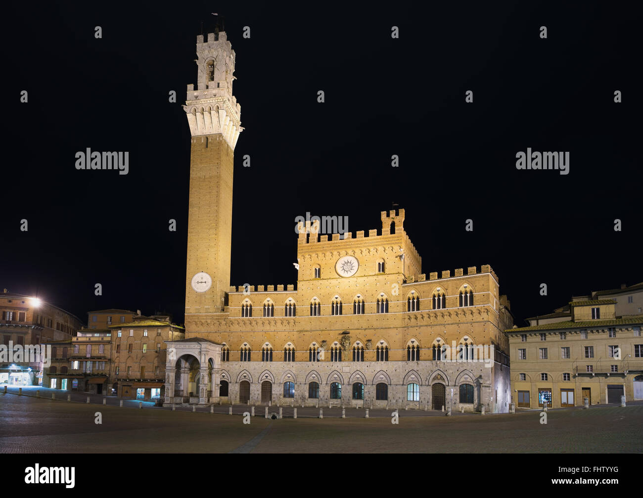 Siena Wahrzeichen Nacht Foto. Die Piazza del Campo, Torre del Mangia Turm und Palazzo Pubblico Gebäude. Toskana, Italien Stockfoto