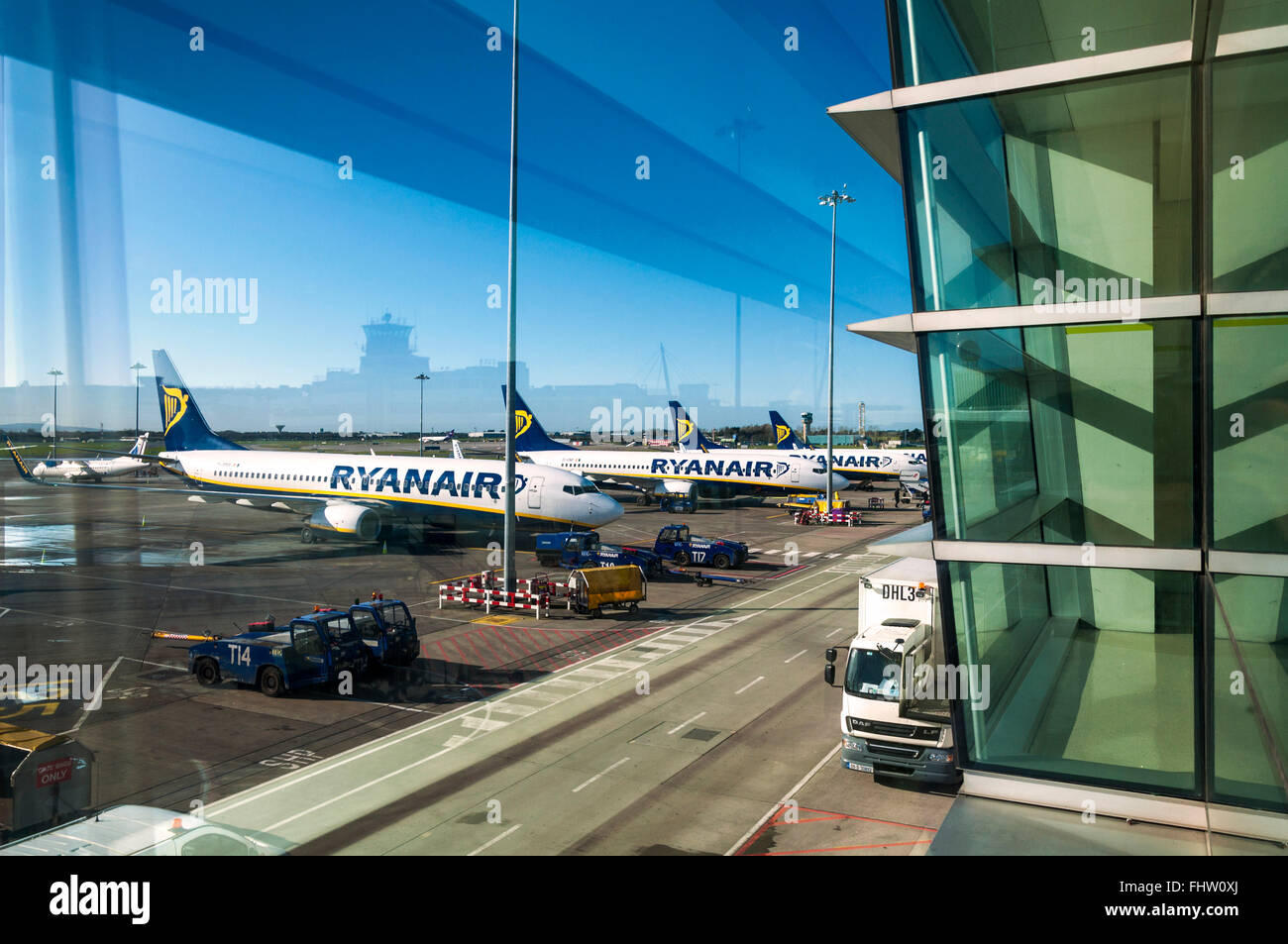 Dublin Airport terminal 1 Ryanair Flugzeuge auf dem Stand Irland