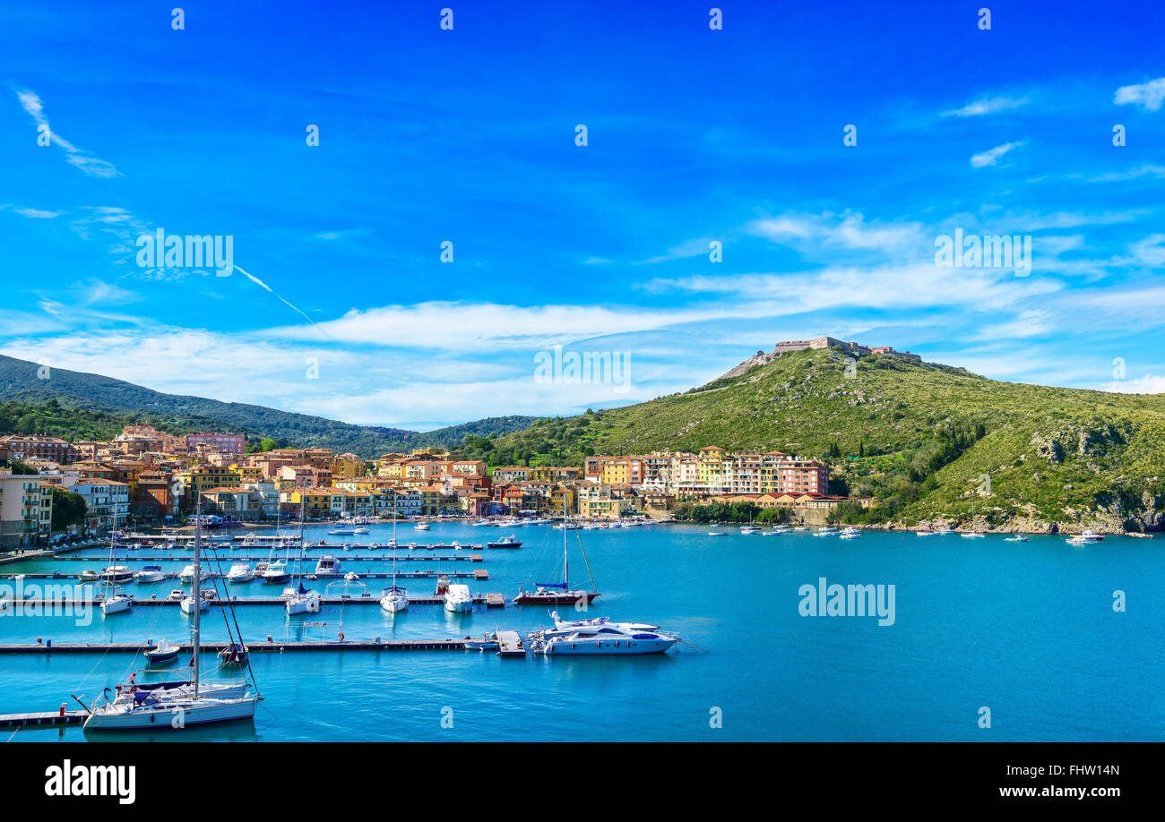 Porto Ercole Dorf und Boatd im Hafen in eine Meeresbucht. Filippo Fort auf Hintergrund. Luftaufnahme. Monte Argentario, Toskana, Italien Stockfoto