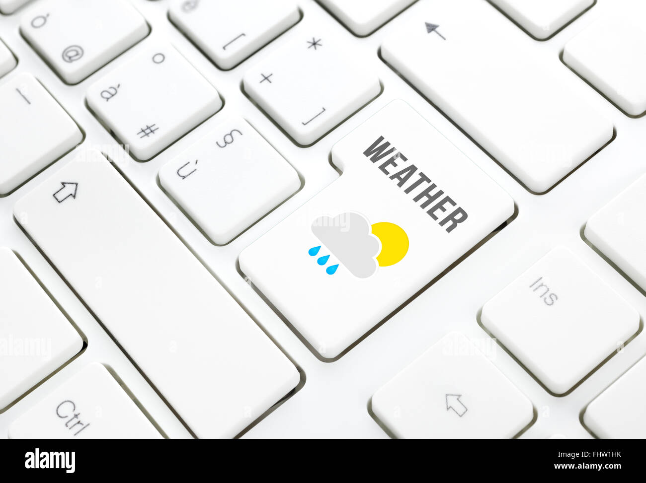 Wetter auf Web-Konzept. Sonne Wolken Regen-Symbol auf eine Enter-Taste auf weiße Tastatur Stockfoto