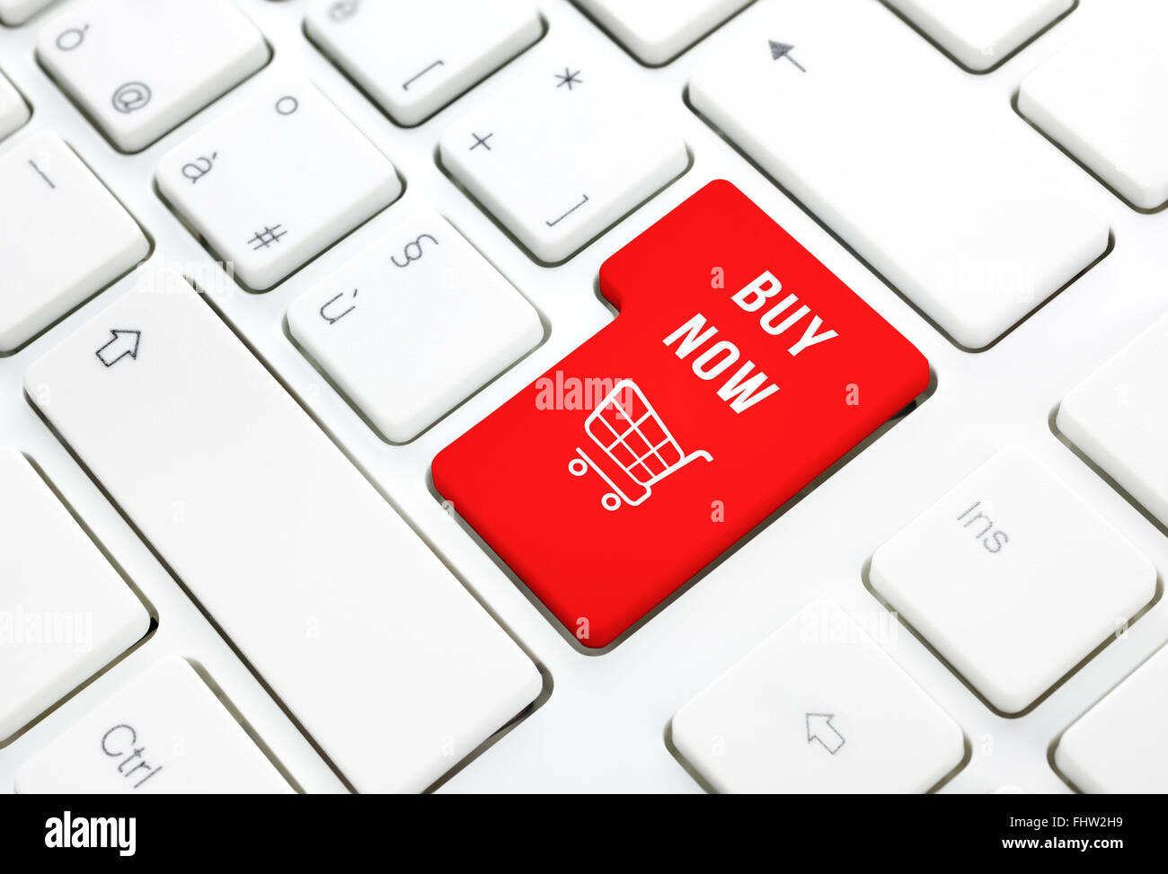 Online-Shop kaufen Sie jetzt Business-Konzept, rote Warenkorb-Button oder Schlüssel auf die weiße Tastatur Fotografie. Stockfoto