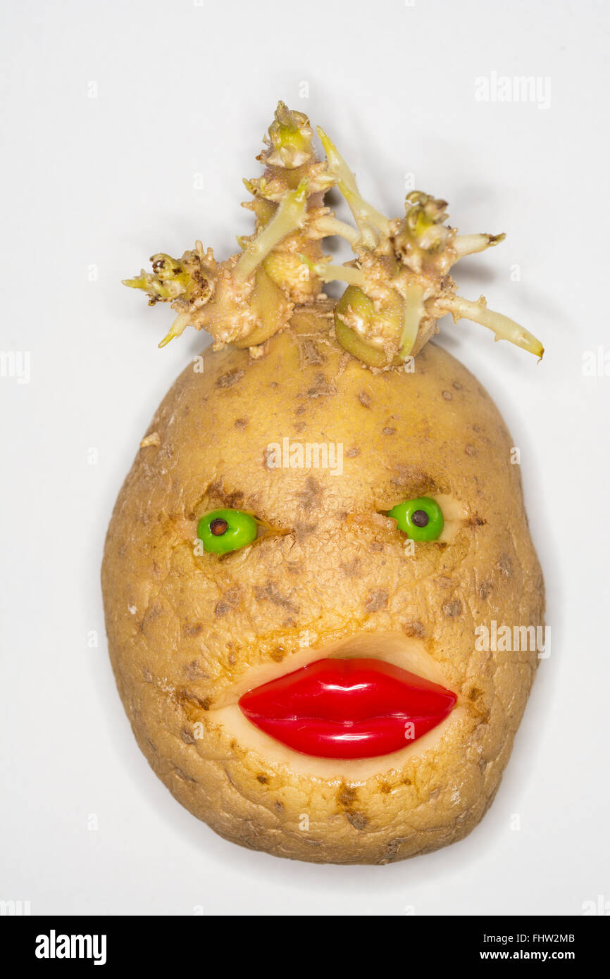 Potato Head mit roten Lippen und Augen grüne Erbse sprießen Stockfoto