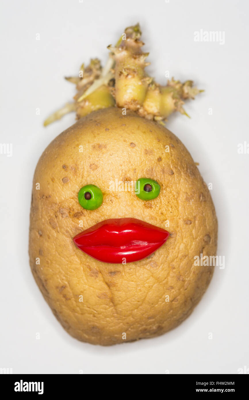 Potato Head mit roten Lippen und Augen grüne Erbse sprießen Stockfoto