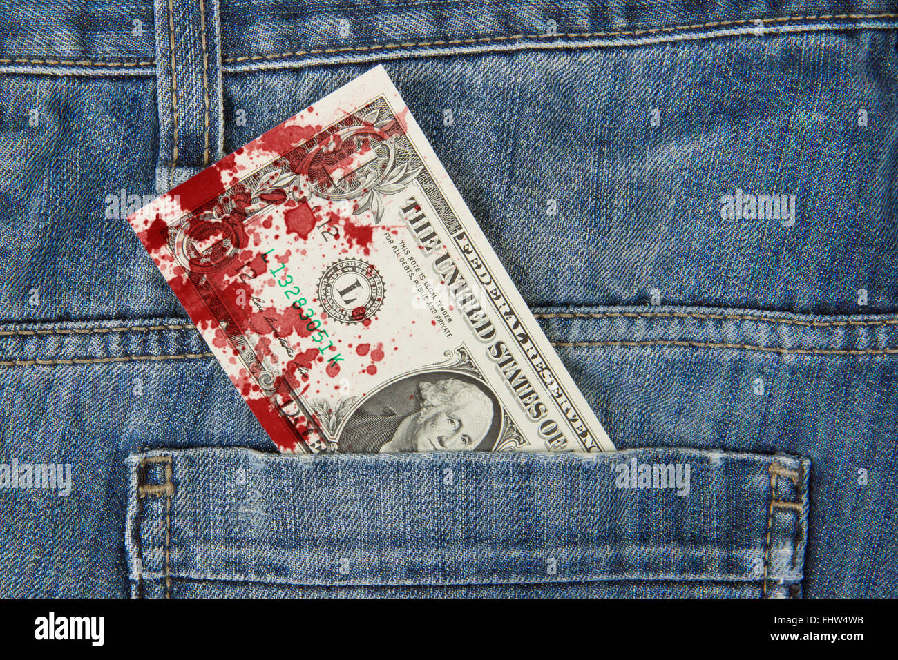 Makroaufnahme von trendigen Jeans mit amerikanischen 1 Dollarschein auf seine Tasche, Blut Stockfoto