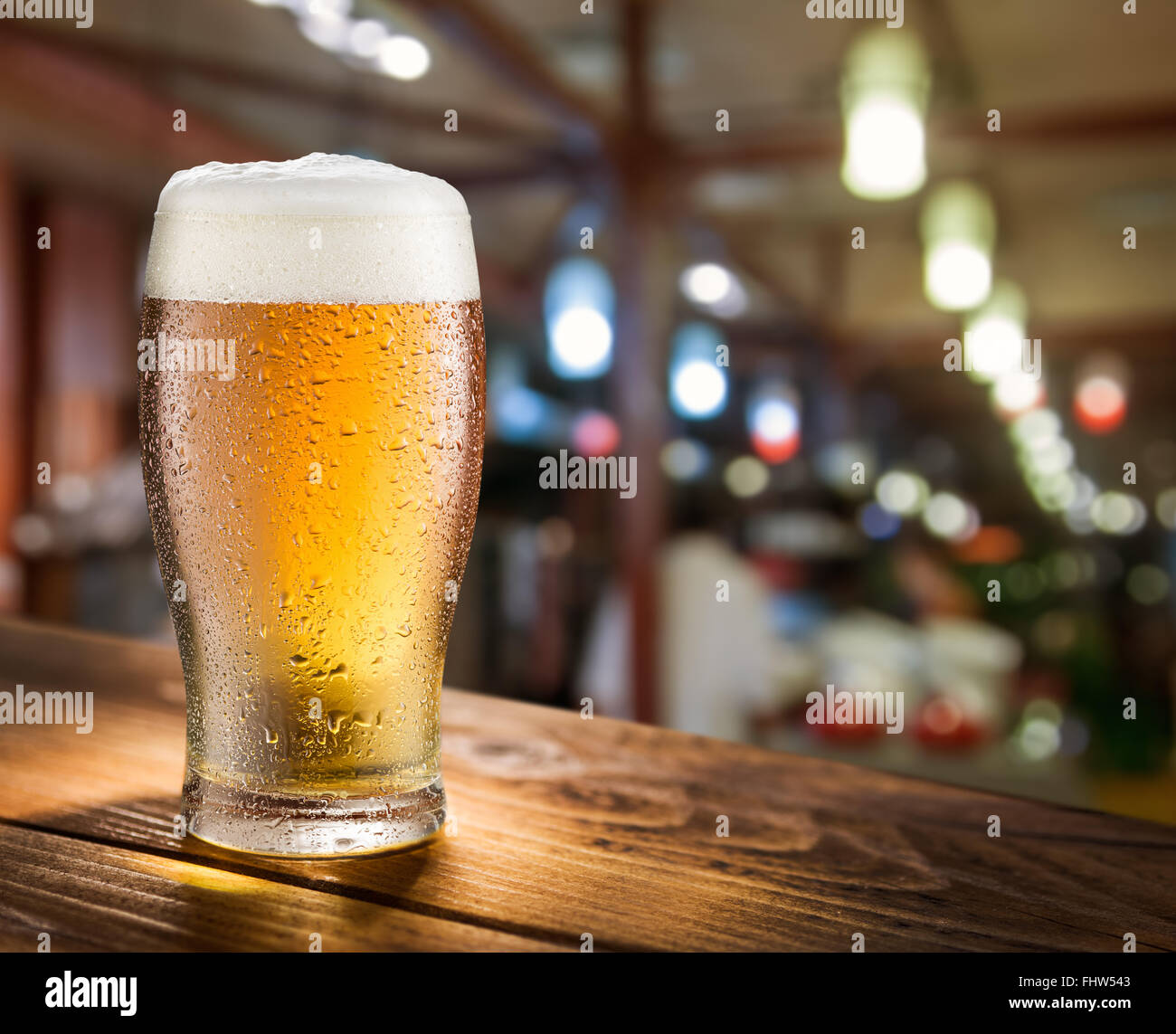 Glas helles Bier auf der Glas-Bar-Theke. Stockfoto