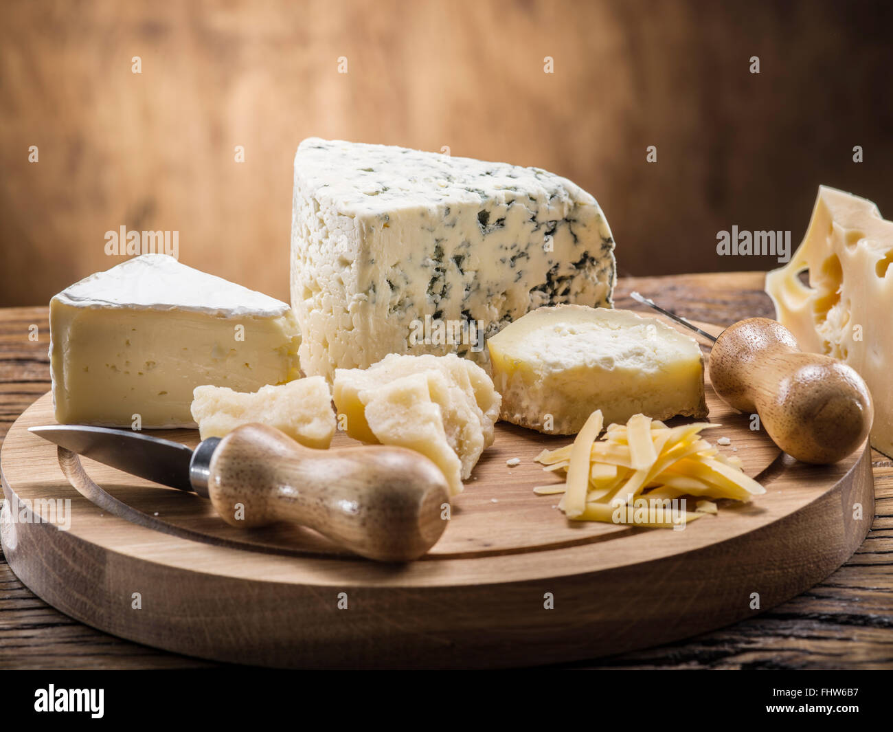 Verschiedene Käsesorten auf einem Holzbrett. Stockfoto