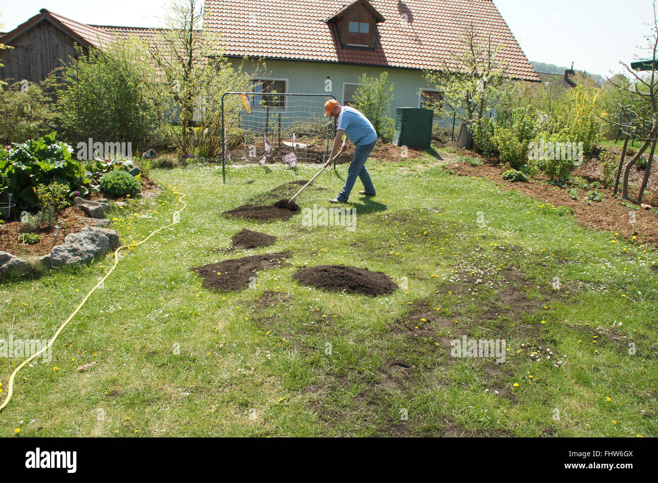 Rasen dngen mit kompost Stockfotografie - Alamy