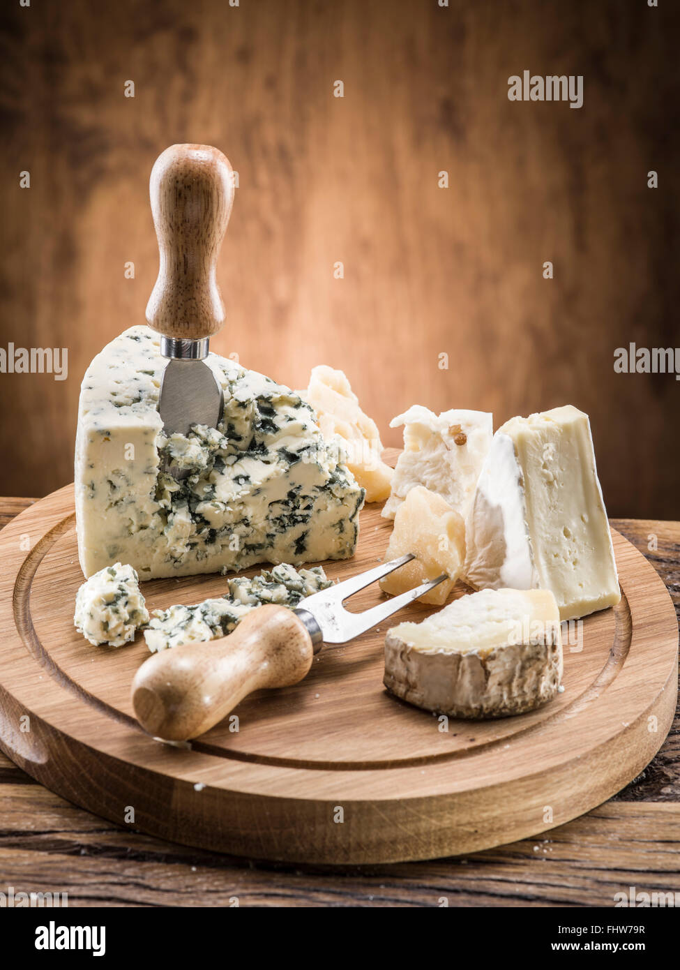 Dänischer Blauschimmelkäse auf einem Holzbrett. Stockfoto