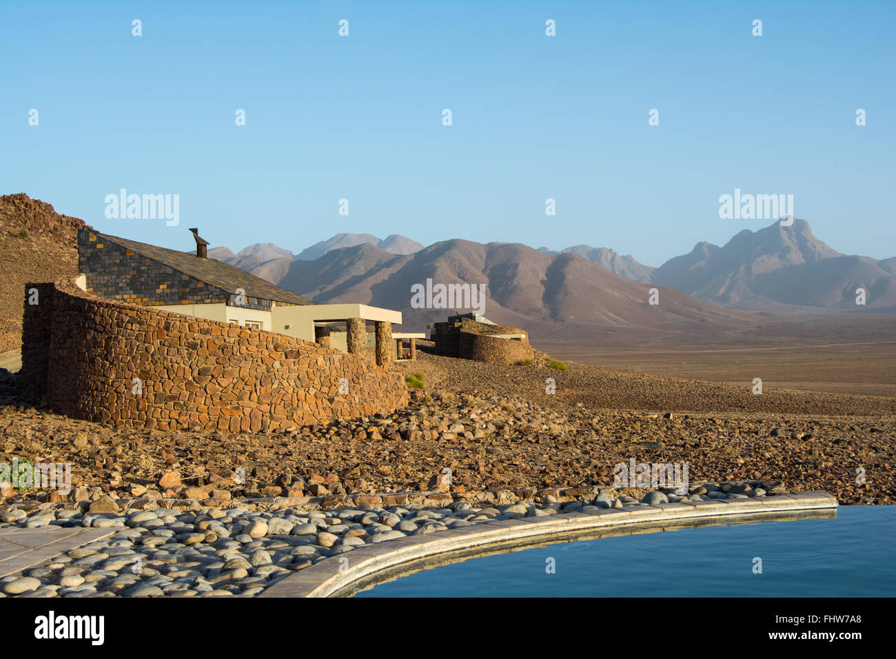 Zimmer mit Pool im Vordergrund am Sossusvlei Desert Lodge Stockfoto