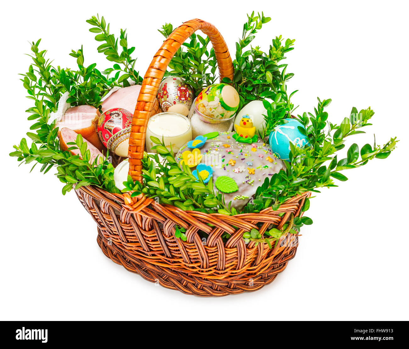 Schöne Osterkuchen, bunten Eiern in Korb und Blumen isoliert auf weißem Hintergrund Stockfoto