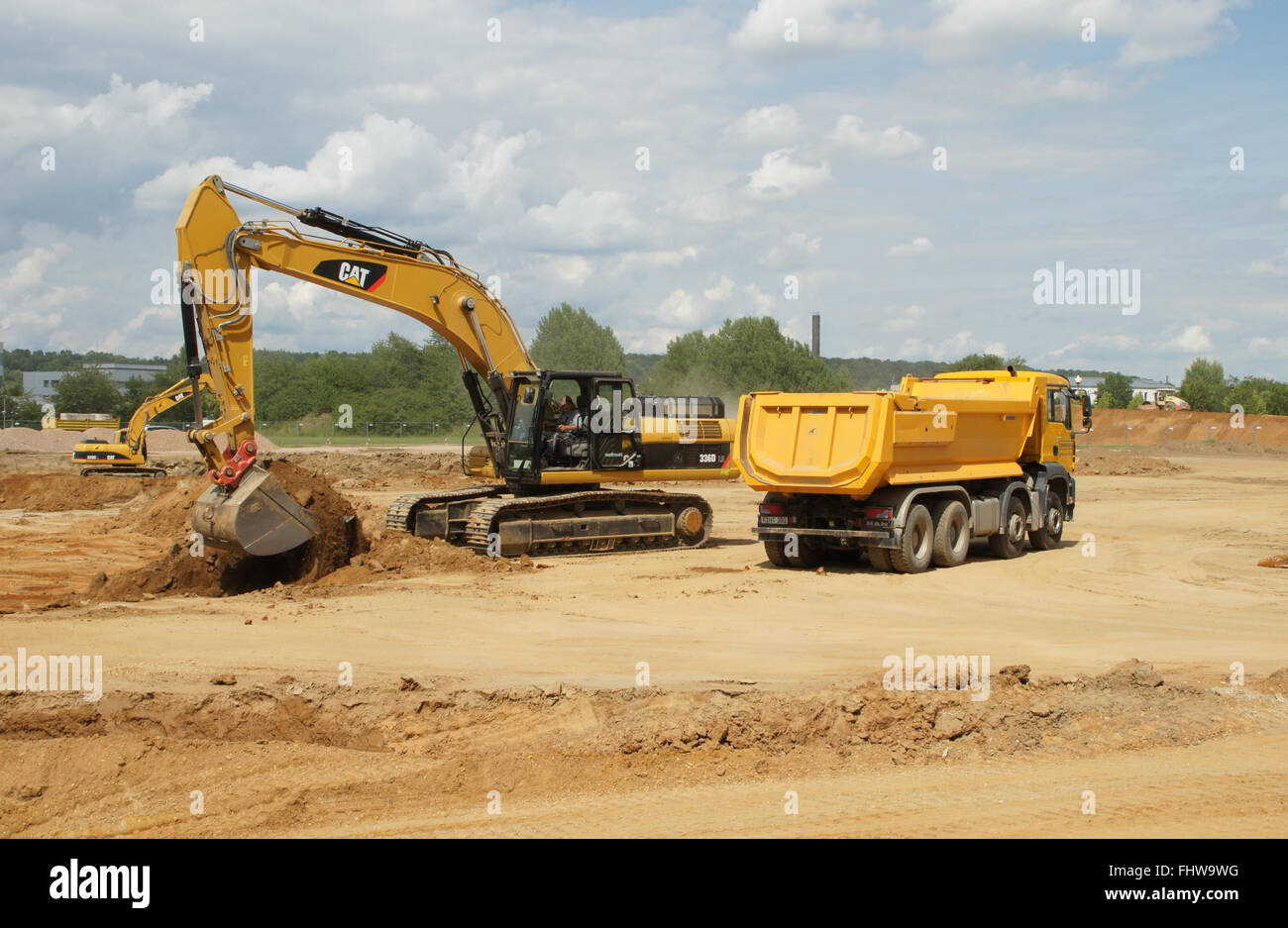Baustelle mit Bagger und LKW Stockfoto