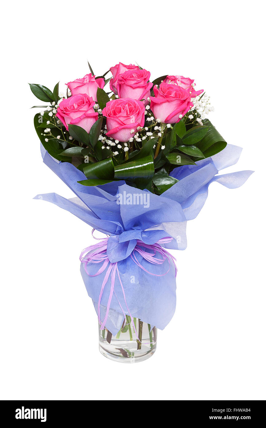 Ein Blumenstrauß von lebendigen rosa Rosen in Vase Klarglas isoliert auf weißem Hintergrund. Geschenk für Valentinstag oder ein weddin Stockfoto