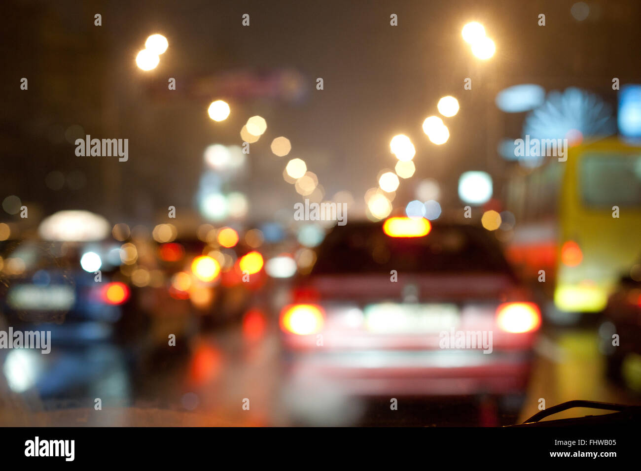 Nacht Stau in der Stadt. Verschwommene Bokeh Postkarte. Stockfoto