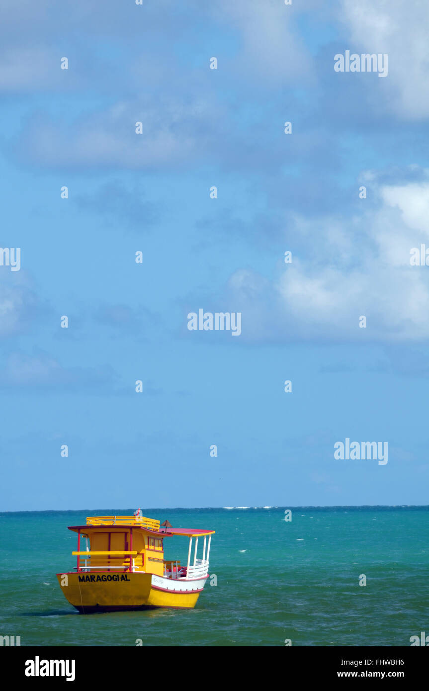 Touristenboot auf dem Meer? Maragogi Strand - Küste von Alagoas Stockfoto