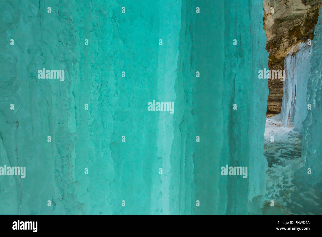 Die schöne Aquamarin Farbe des Eis Vorhänge in dargestellter Felsen-Staatsangehöriger Lakeshore in der oberen Halbinsel von Michigan, USA Stockfoto