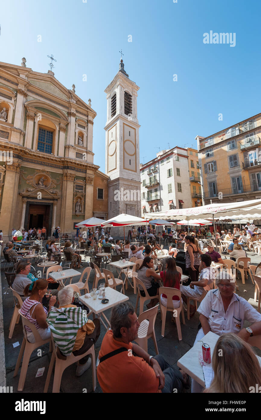 Touristen genießen Mittagessen in den belebten Platz der Kathedrale in der Altstadt von Nizza, Côte d Azur, Frankreich. Stockfoto