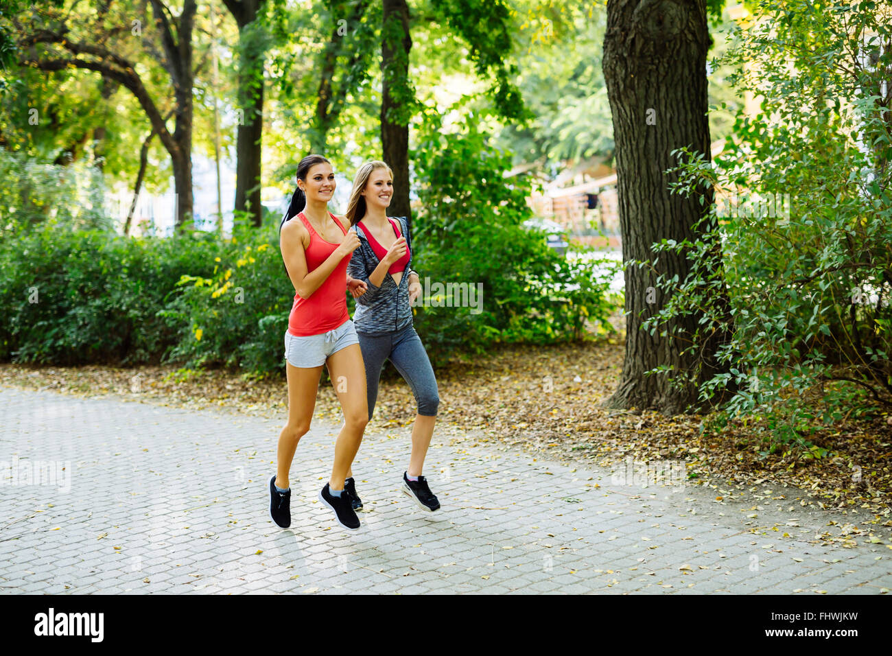 Zwei junge Frauen, die Joggen in der Natur auf der Suche nach einem  perfekten Körper Figur Stockfotografie - Alamy