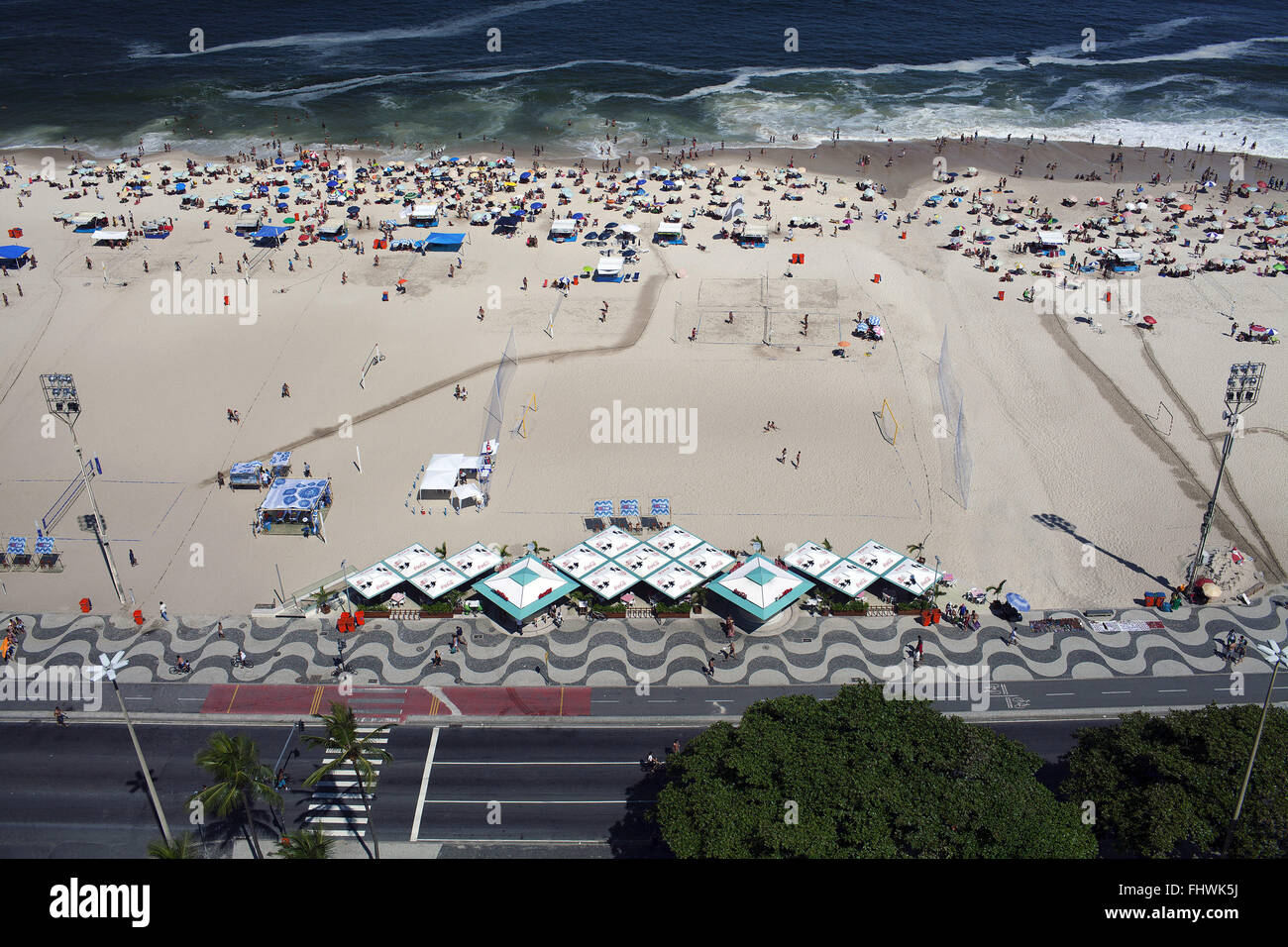 Blick Badegäste am Strand der Copacabana, Südseite Stockfoto