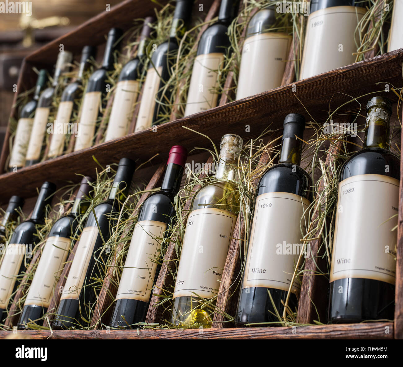 Weinflaschen auf dem Holzregal. Stockfoto