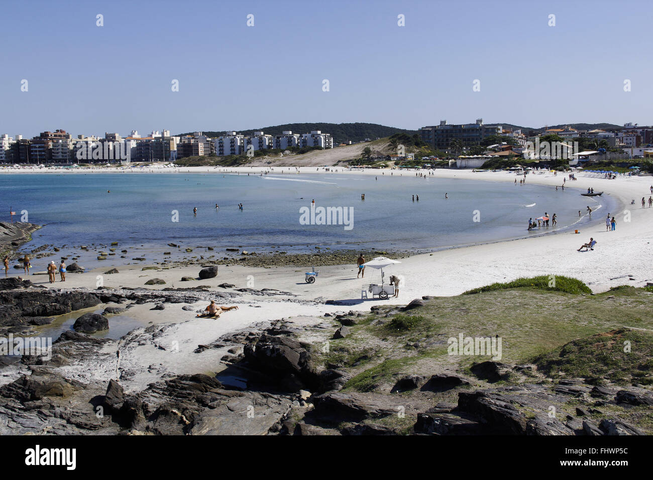 Praia do Forte und Gebäuden im Hintergrund in Rio De Janeiro Küste - Seen-Region Stockfoto