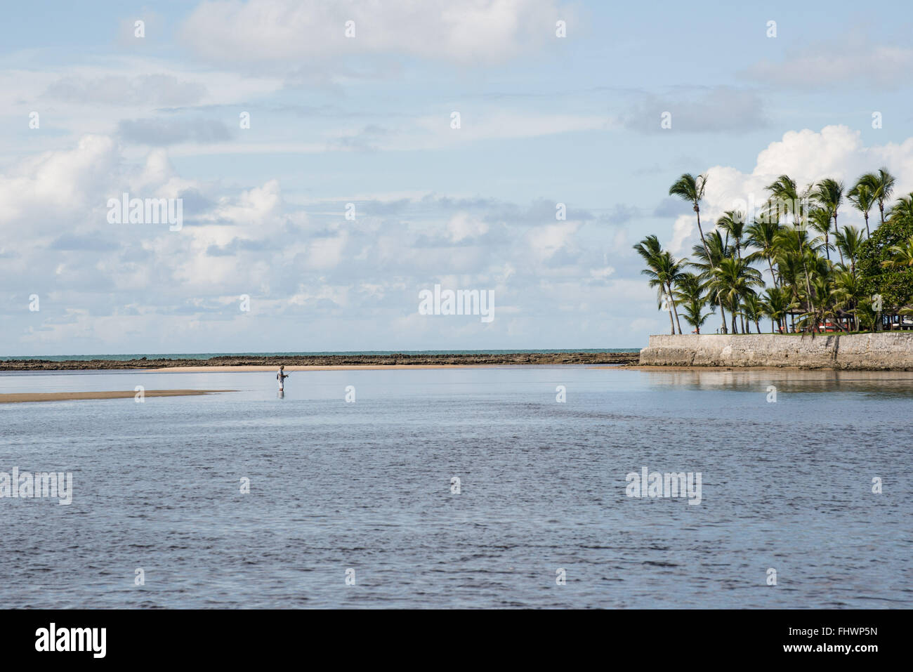 Fischer am Strand von Ponta löscht Feuer am Ufer des Flusses Buranhem Stockfoto