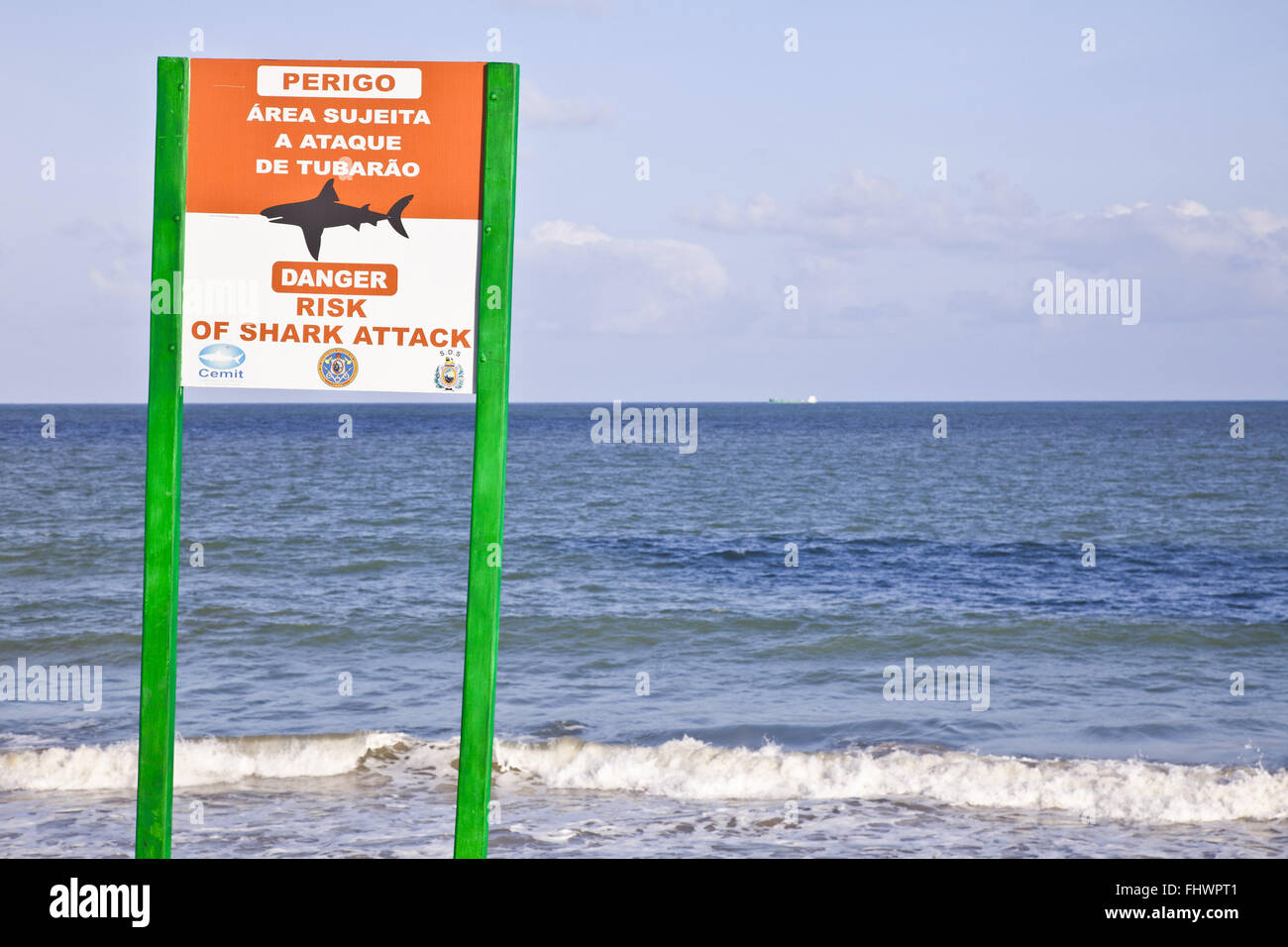 Board Berichtsgebiet des?? Gefahr einer Hai-Attacke in Boa Viagem Beach Stockfoto