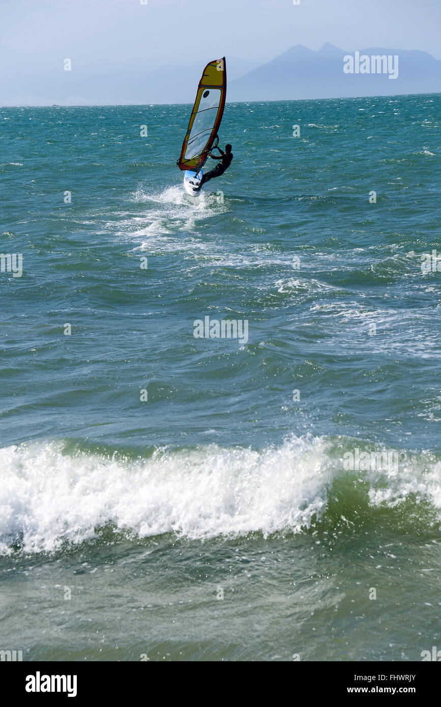 Windsurfen-Praxis in Manguinhos Strand - Seen-Region Stockfoto