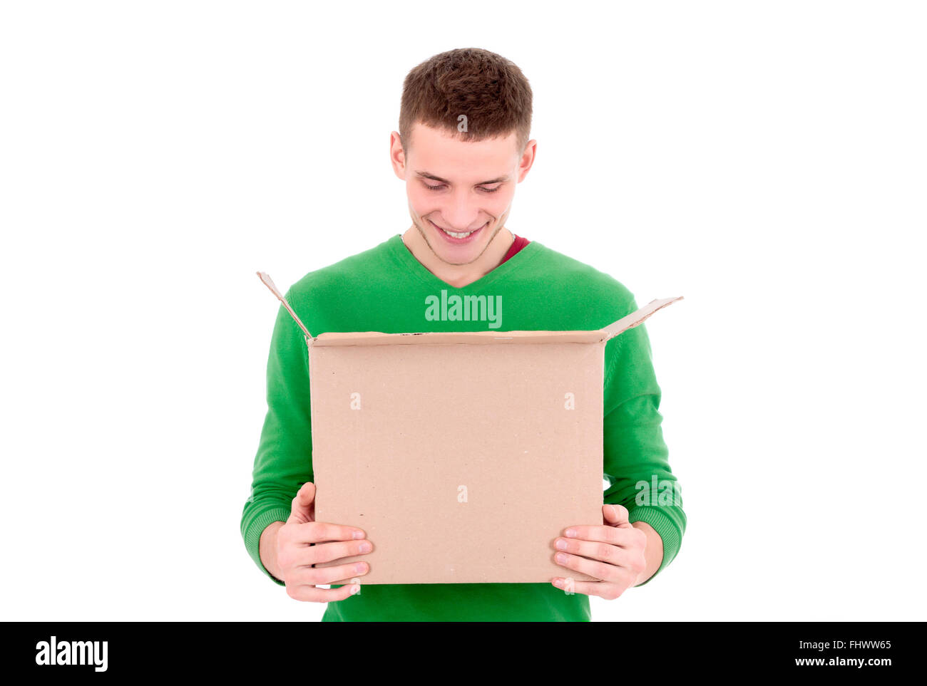 Einen schönen jungen kaukasischen Mann eine offenen Karton in den Händen halten und darin suchen Stockfoto