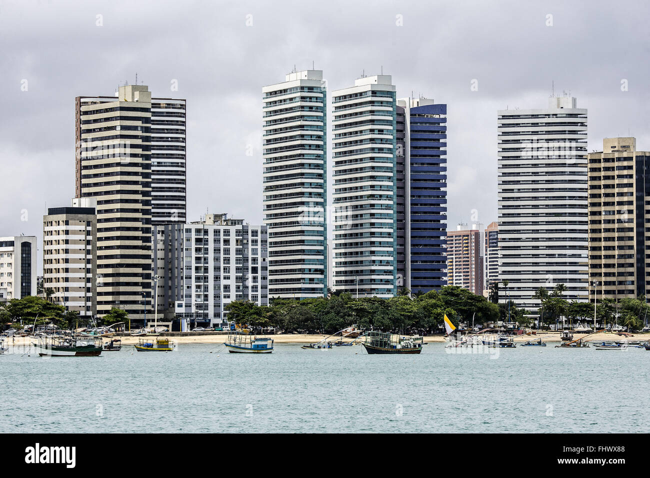 Meireles Strand und Gebäude im Hintergrund gesehen vom Hafen Stockfoto