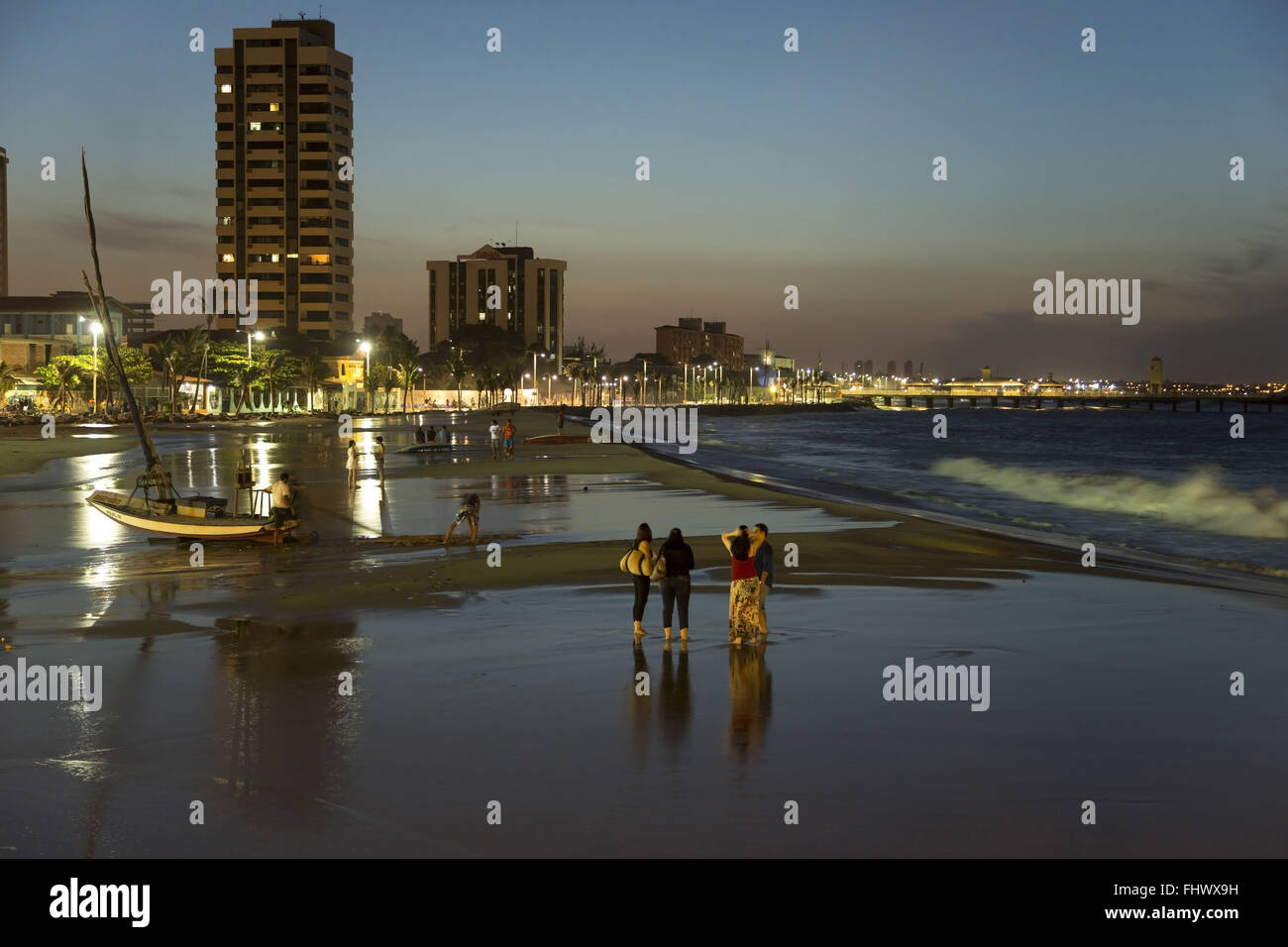 Fischerboot am Strand von Iracema in der Abenddämmerung Stockfoto