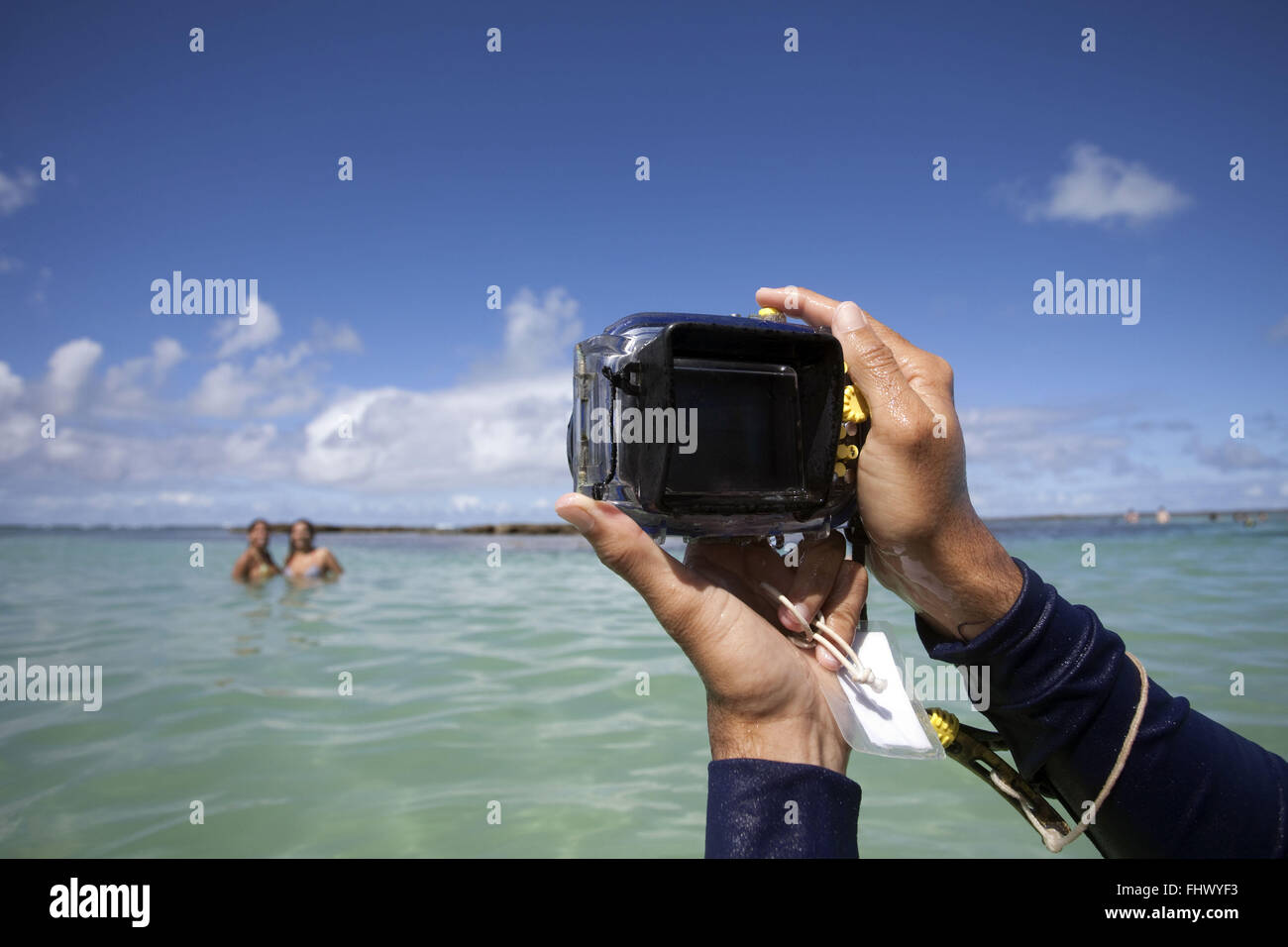 Touristen, die beim Spaziergang am Korallenriff in Maragogi Strand fotografiert werden Stockfoto