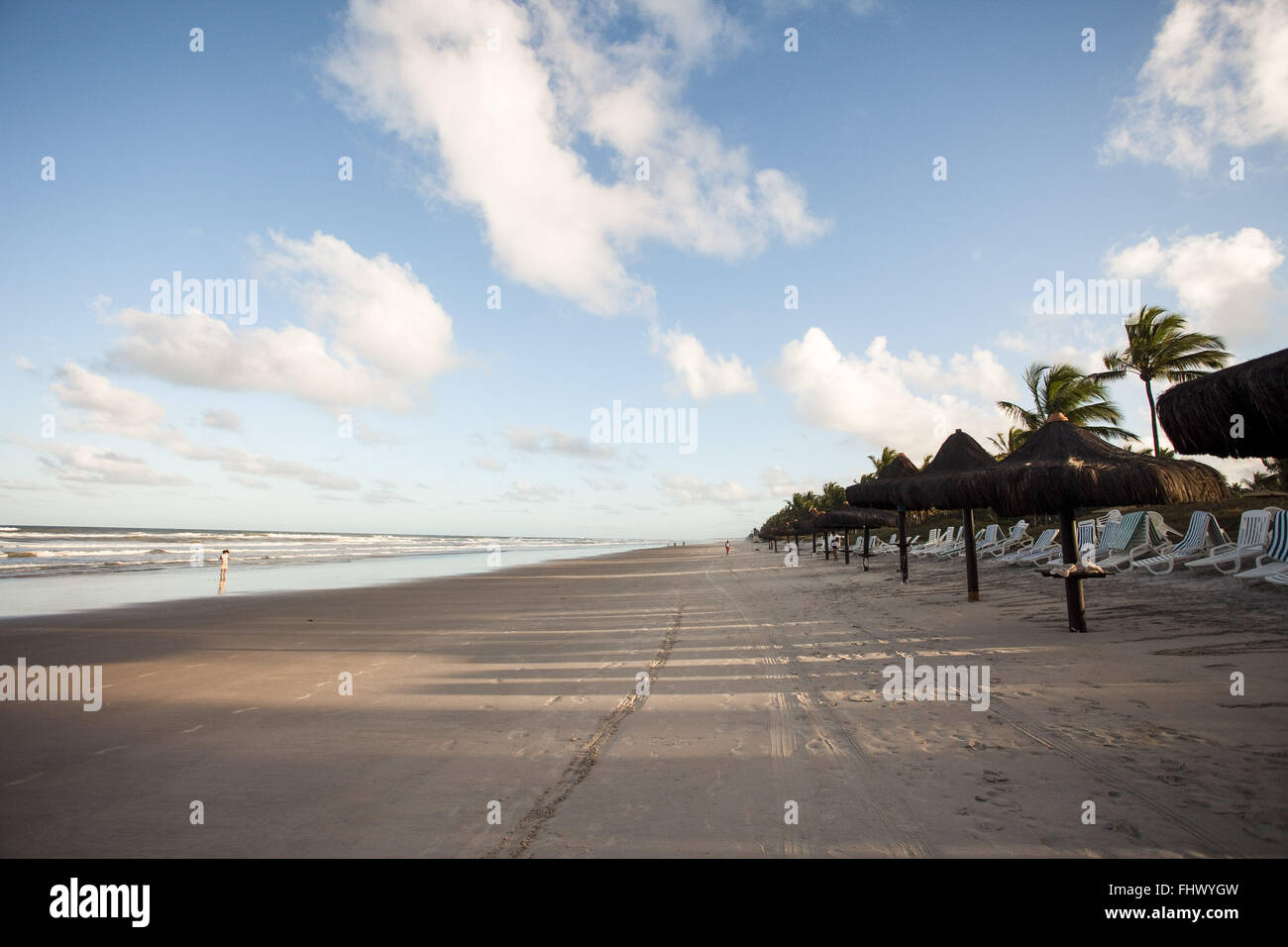 Strand liegen und Sonnenschirme Stroh im Hotel am Meer auf der Insel Commandatuba Stockfoto