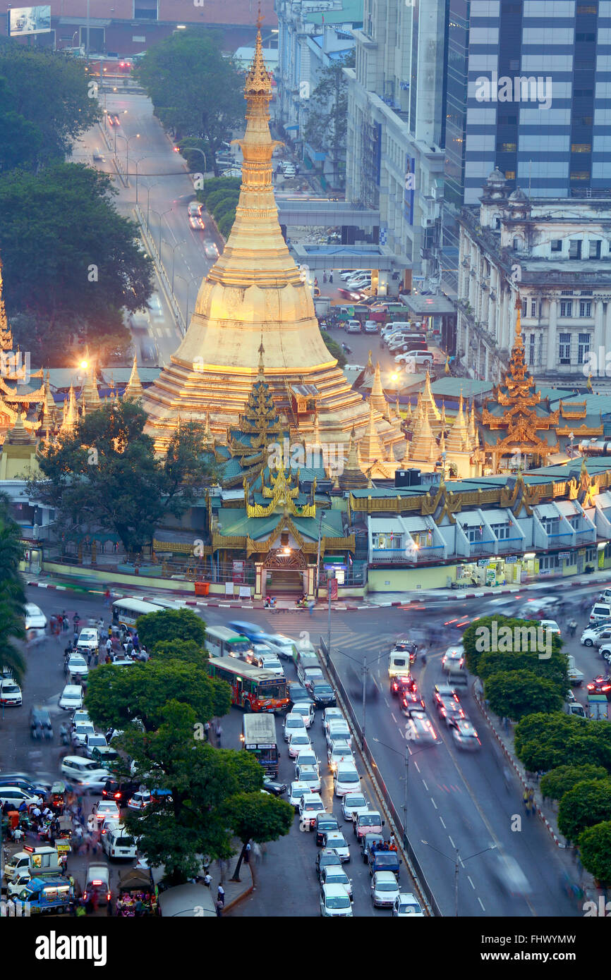 Rauschenden Verkehr rund um Yangons Sule Paya Stupa - die älteste in der Stadt Stockfoto