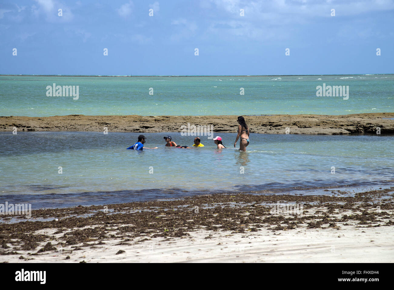 Touristen in natürlichen Pools bei Ebbe am Strand Boqueirão Stockfoto