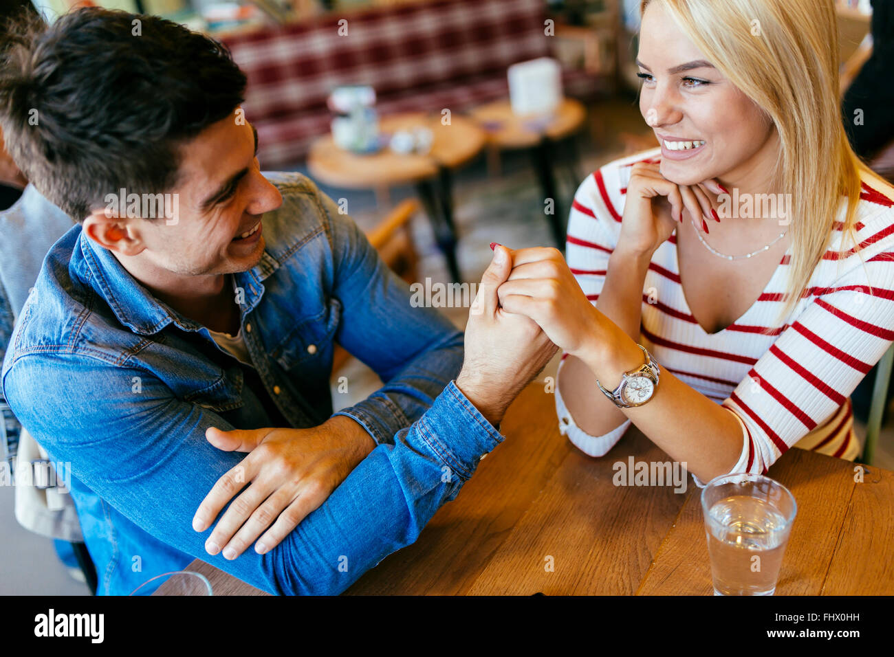 Schönes paar in Liebe Flirten im Restaurant und kleben Stockfoto