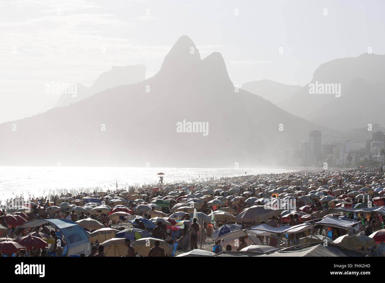 Badegäste am Strand von Ipanema - Hintergrund Gebrüder Hill Stockfoto