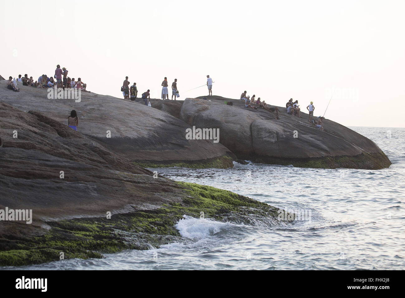 Touristen und Fischer in Pedra Arpoador Stockfoto