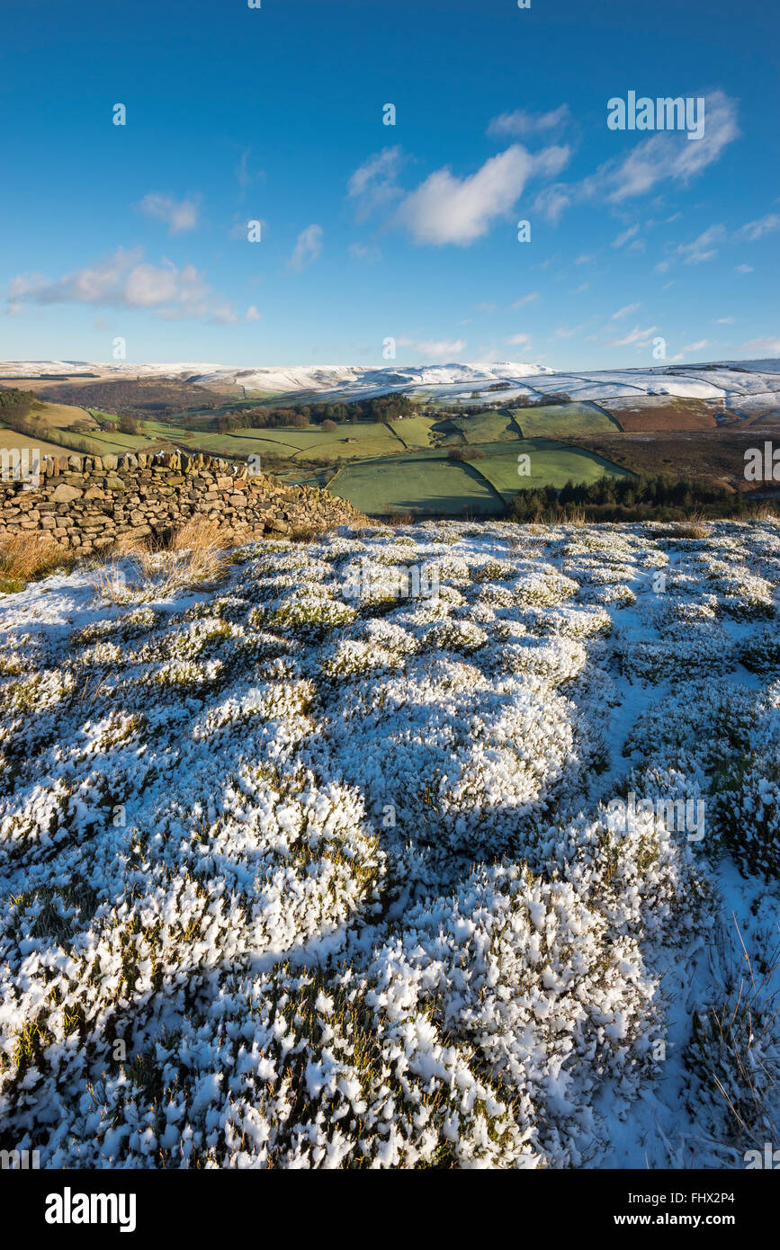 Schöne Aussicht auf Schnee auf einer Anhöhe auf den Hügeln rund um Glossop in High Peak, Derbyshire. Stockfoto