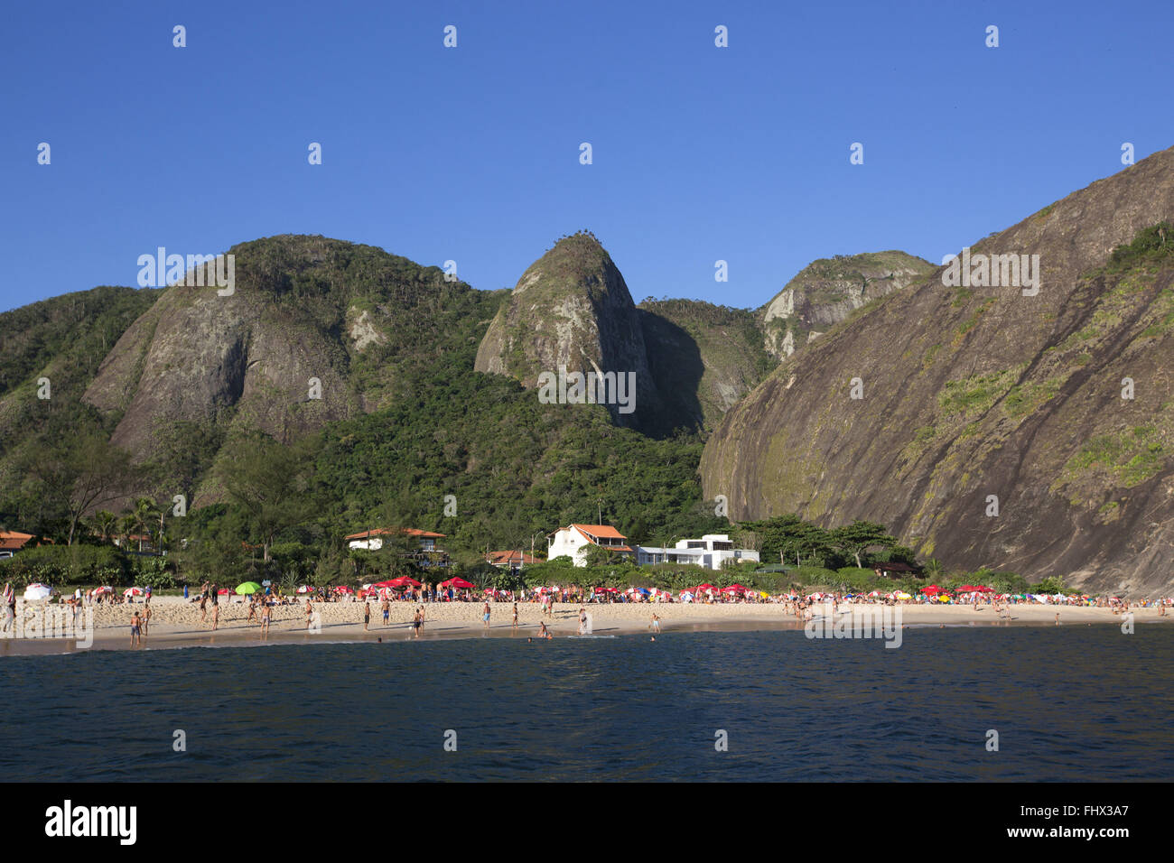 Itacoatiara Strand mit Serra da Tiririca State Park in der Nähe Stockfoto