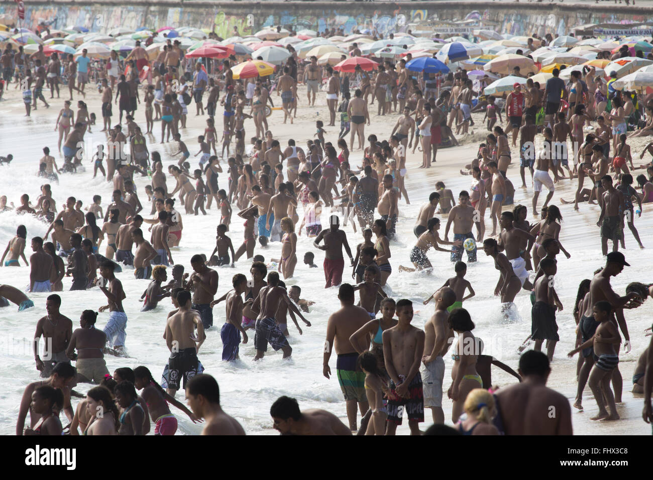 Badegäste am Strand von Ipanema Stockfoto Badegäste am Strand von Ipanema Stockfoto
