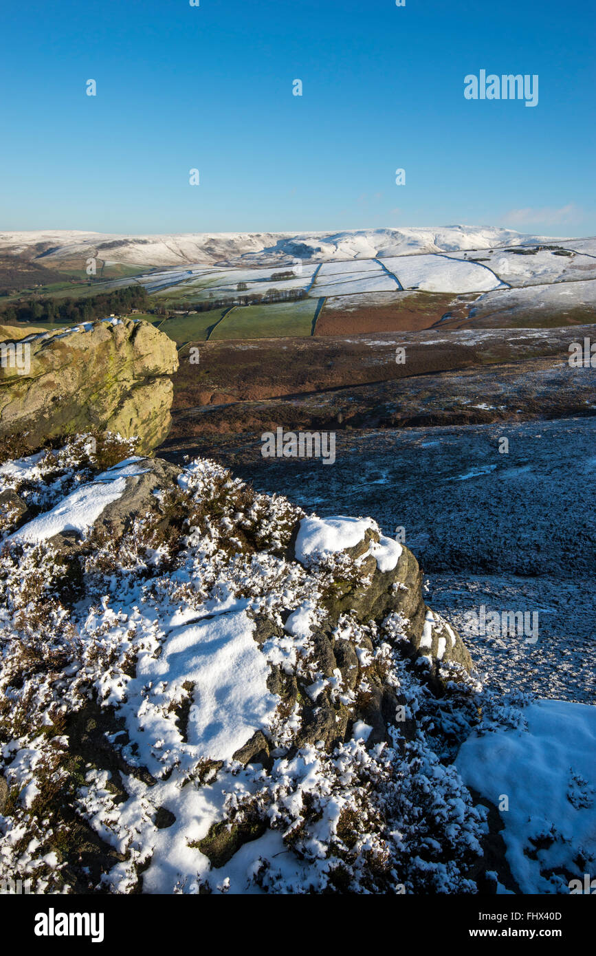 Blick über die Hügel rund um Glossop in Derbyshire an einem kalten Wintertag. Schnee auf der Anhöhe und weite Moorlandschaften. Stockfoto
